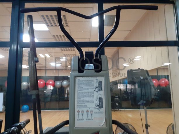 Máquina de Elevações e Dips assistidas