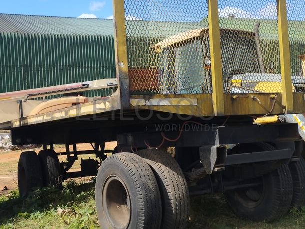 Reboque de eixo duplo