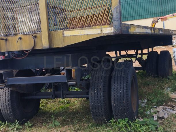 Reboque de eixo duplo