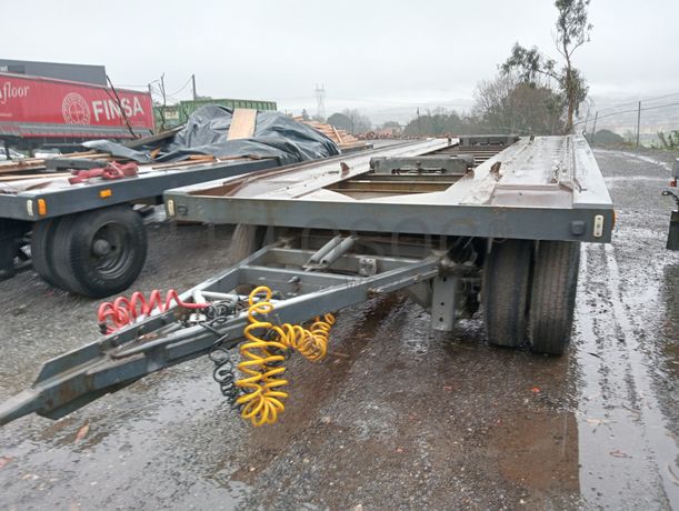 Reboque porta contentores