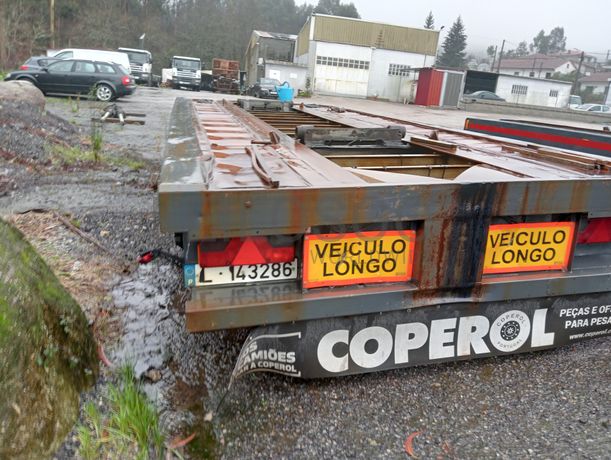 Reboque porta contentores