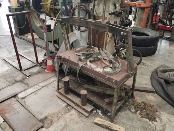Equipamento de Inspeção e Reparação · Equipamento Rodar Pneus · Prensas Manuais · Esmeril