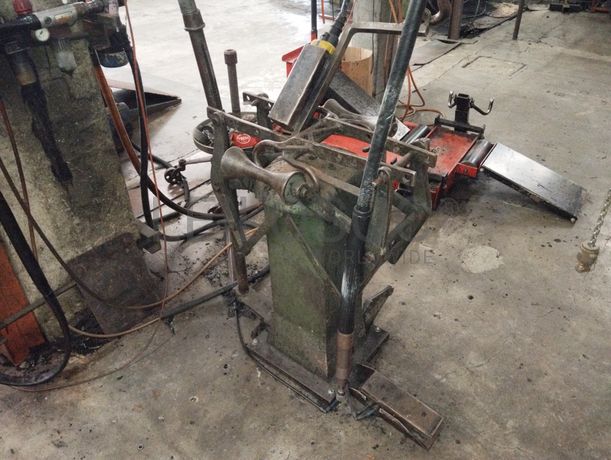 Equipamento de Inspeção e Reparação · Equipamento Rodar Pneus · Prensas Manuais · Esmeril