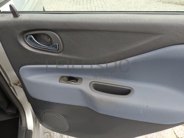 Mitsubishi Spacestar · Ano 2002