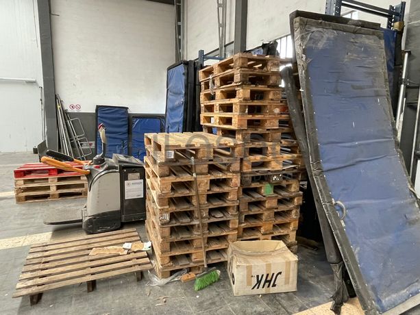 Porta paletes · Paletes de madeira