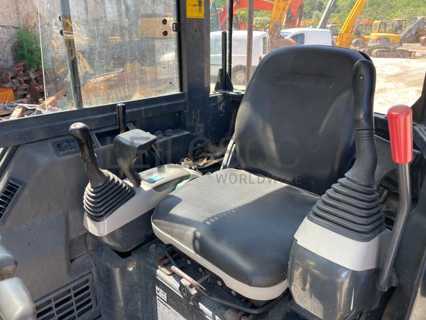 Mini Giratória Komatsu