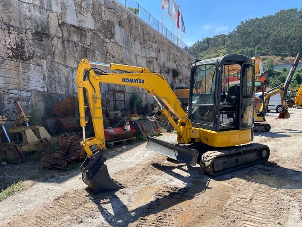 Mini Giratória Komatsu