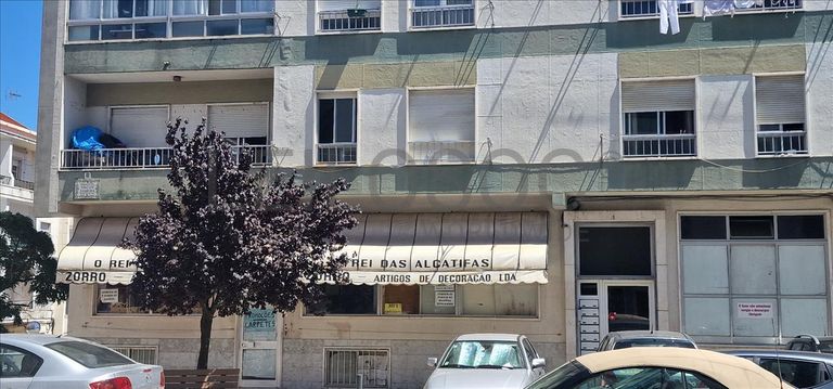 Proporção de 1/2 de Loja · Amadora