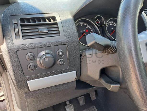 Opel Zafira 1.9 CDTI · Ano 2006