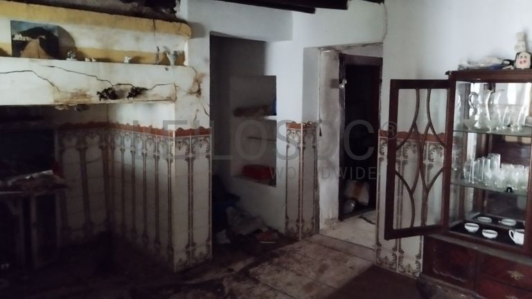 Moradia V6 (Para Recuperação) com Terreno · Vila Velha de Ródão