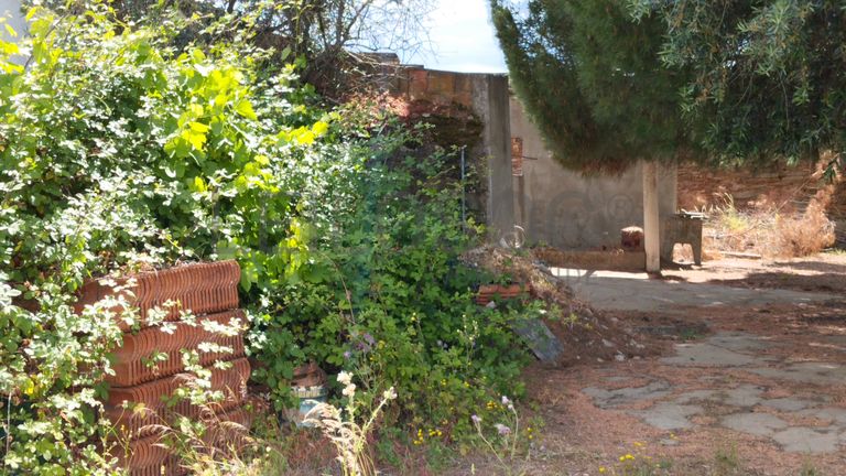 Moradia V6 (Para Recuperação) com Terreno · Vila Velha de Ródão