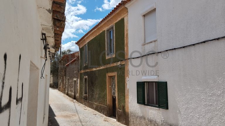 Moradia V6 (Para Recuperação) com Terreno · Vila Velha de Ródão