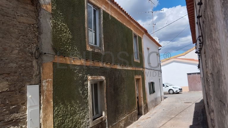 Moradia V6 (Para Recuperação) com Terreno · Vila Velha de Ródão