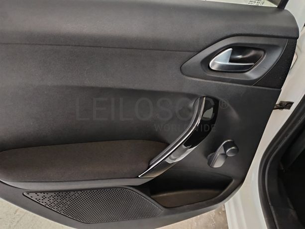 Peugeot 208 · Ano 2016
