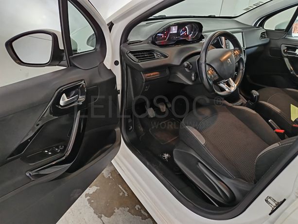 Peugeot 208 · Ano 2016