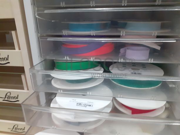 Material de Costura · Artigos de Retrosaria · Mobiliário de Escritório · Expositores