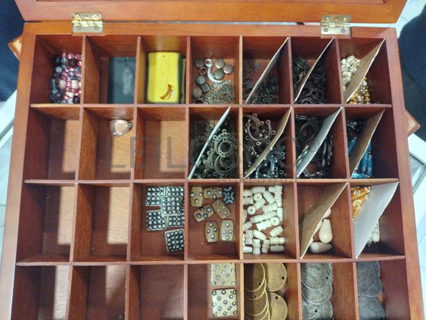 Material de Costura · Artigos de Retrosaria · Mobiliário de Escritório · Expositores