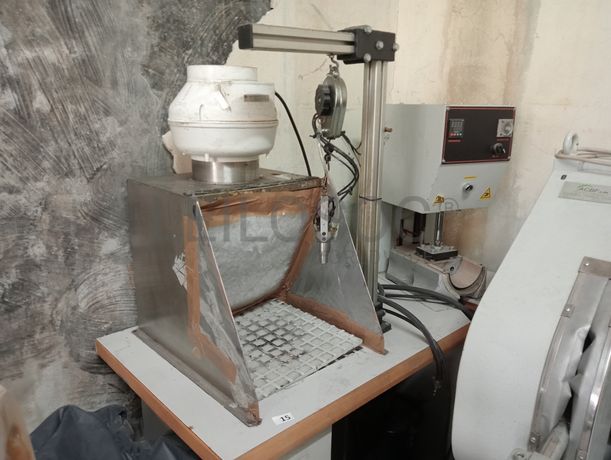 Mesa de Dar Cola e Prensar