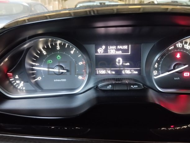 Peugeot 208 · Ano 2017