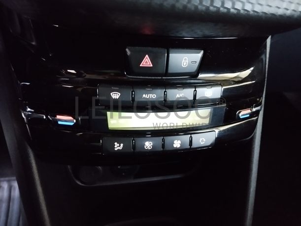 Peugeot 208 · Ano 2017