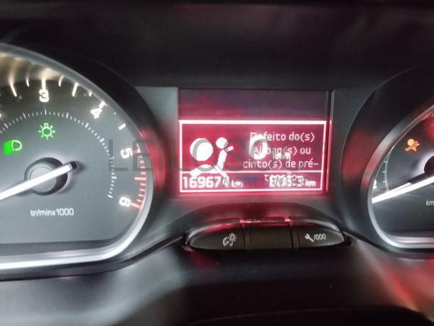 Peugeot 208 · Ano 2017