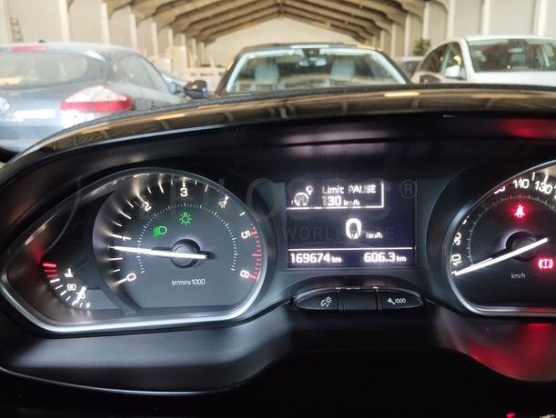 Peugeot 208 · Ano 2017