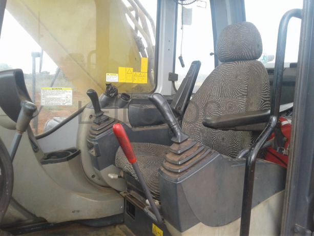 Escavadora New Holland Kobelco E215B