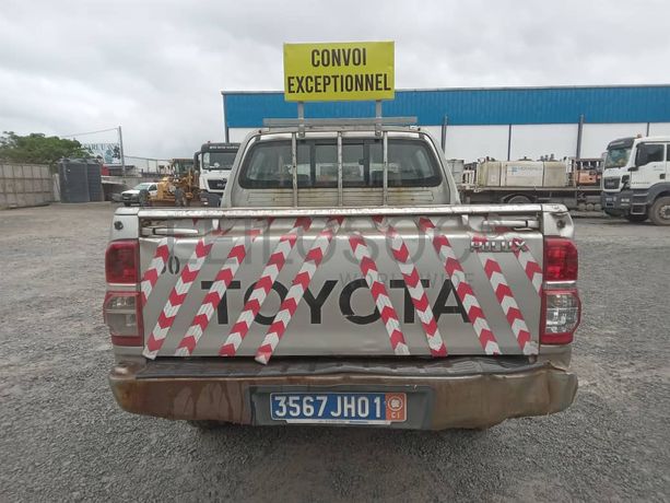 Véhicule léger TOYOTA HILUX