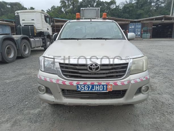 Véhicule léger TOYOTA HILUX