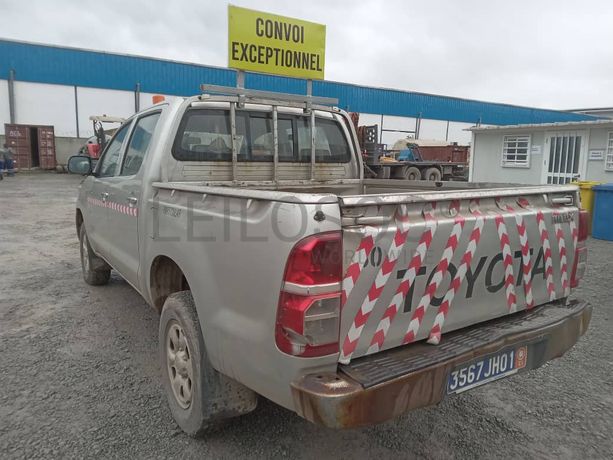 Véhicule léger TOYOTA HILUX