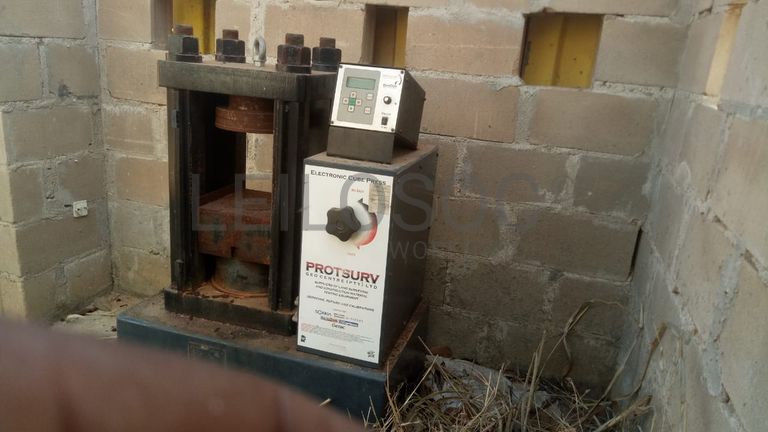 Máquina p/ prensar cubos