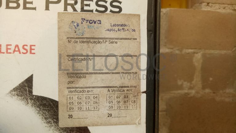 Máquina p/ prensar cubos