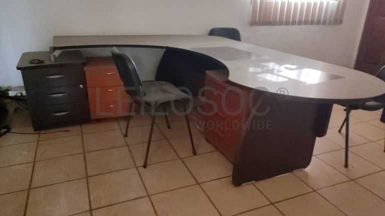 uma mesa de escritório e três blocos rodados