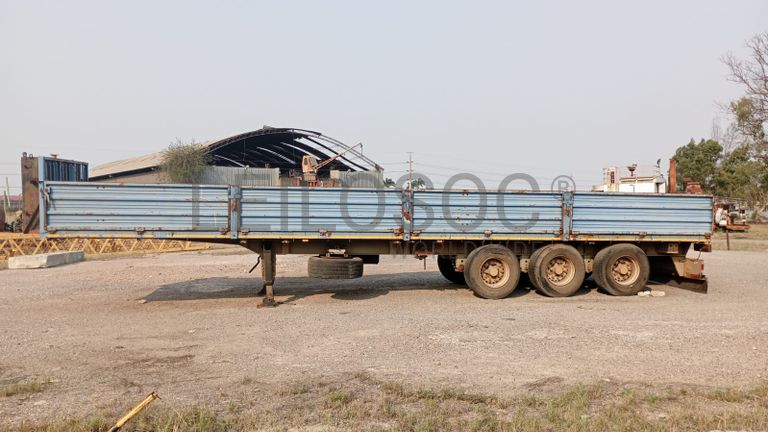 Atrelado de três eixos