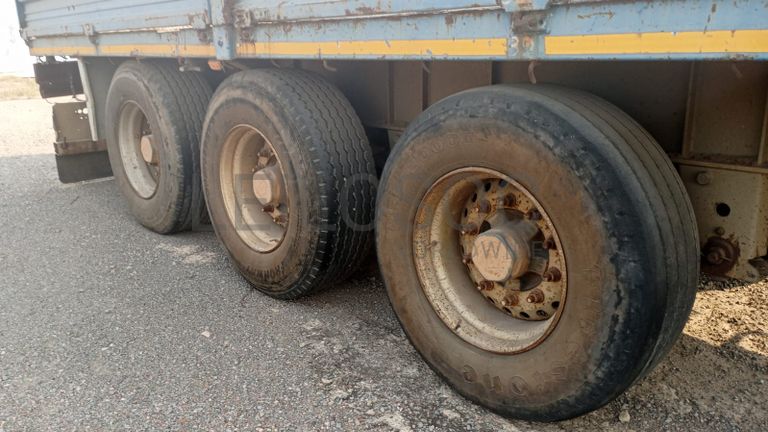 Atrelado de três eixos