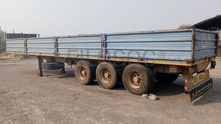 Atrelado de três eixos