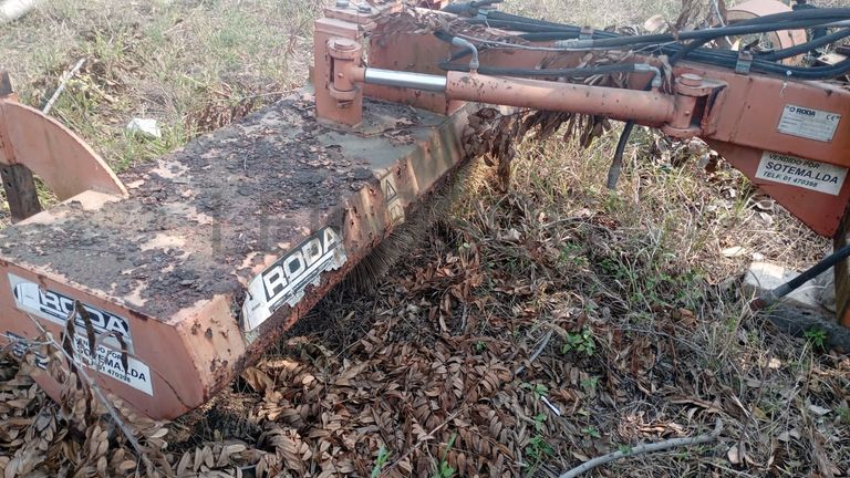 Escova de trator para limpeza de estradas