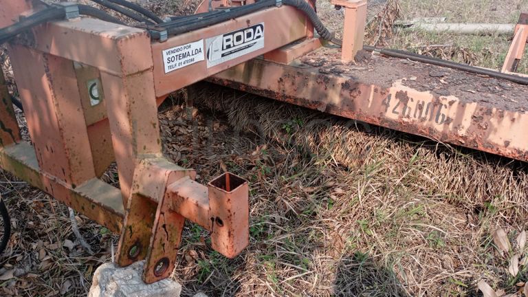 Escova de trator para limpeza de estradas