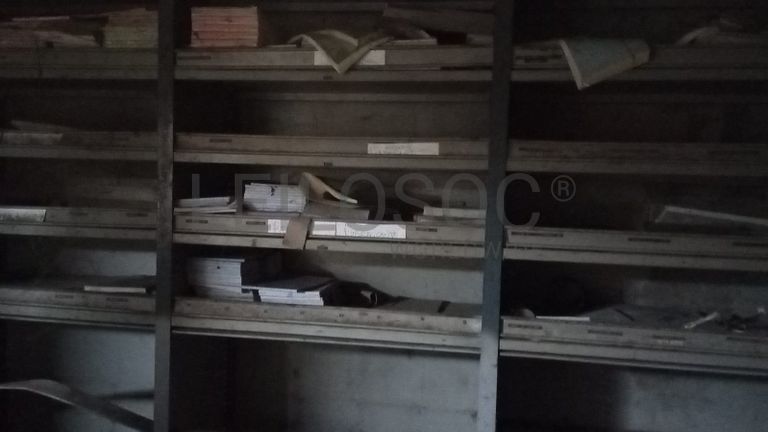 Prateleira metálica