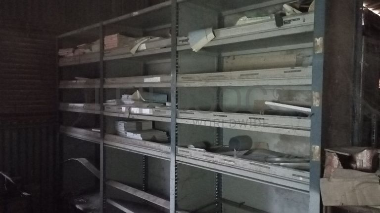 Prateleira metálica