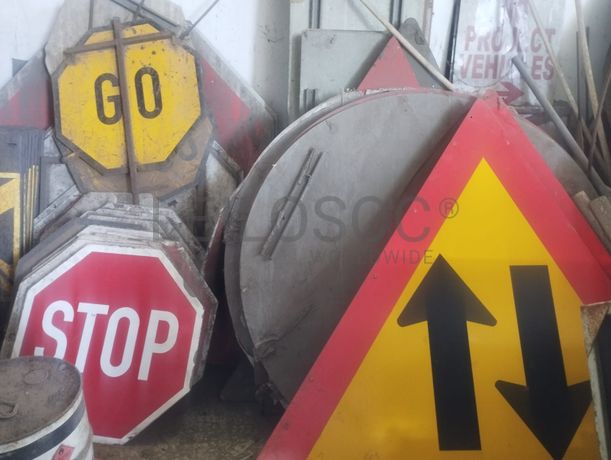 Placas metálicas de sinalização