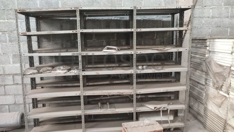 Prateleiras metálicas