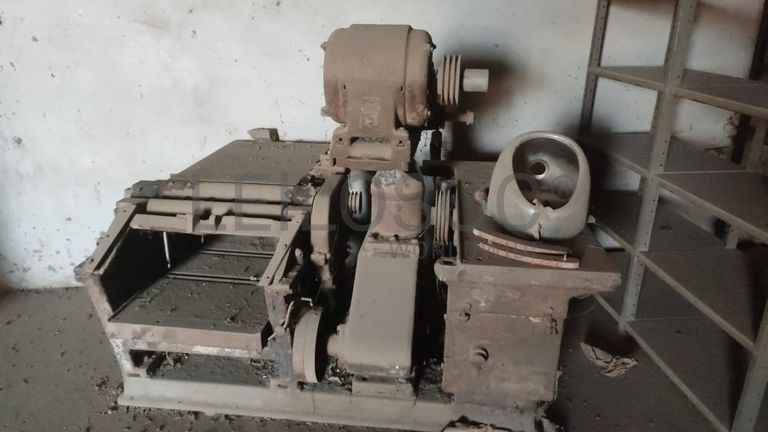 Máquina fixa de carpintaria.