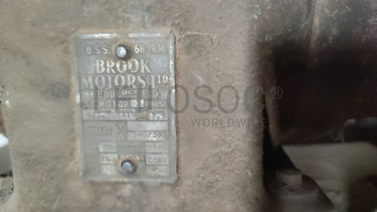 Máquina fixa de carpintaria.