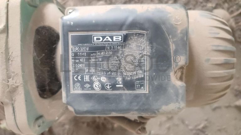 Tanque metálico de água.