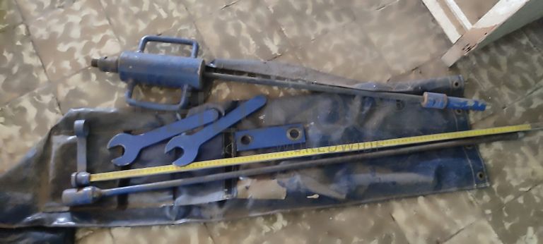 Máquina para furar alcatrão e fazer teste de qualidade