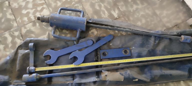 Máquina para furar alcatrão e fazer teste de qualidade