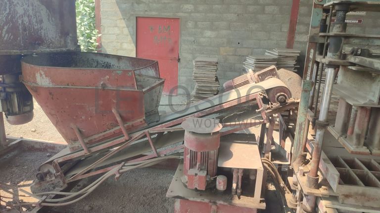 Máquina fixa de fazer blocos.