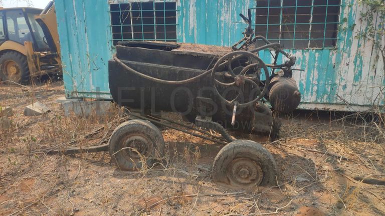 Maquina de regar alcatrão.