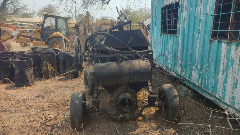 Maquina de regar alcatrão.